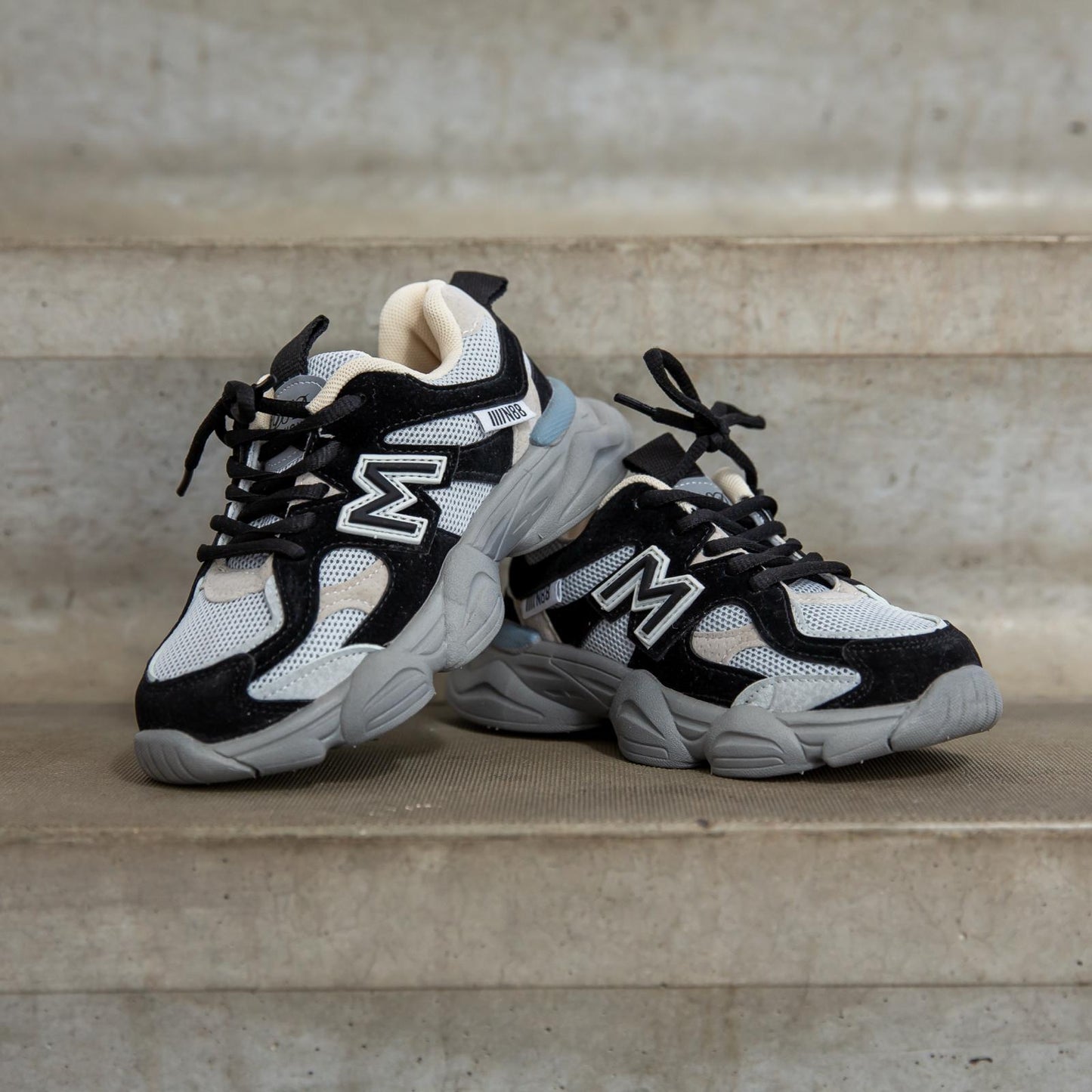 Flexxerz Black kindersneakers vooraanzicht op trap — trendy kinderschoen met stoere look en fijne pasvorm