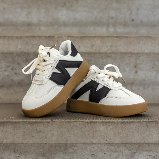 Bovenaanzicht van de Sunnyz Black – witte kinderschoen met contrasterend zwart logo en ademend materiaal