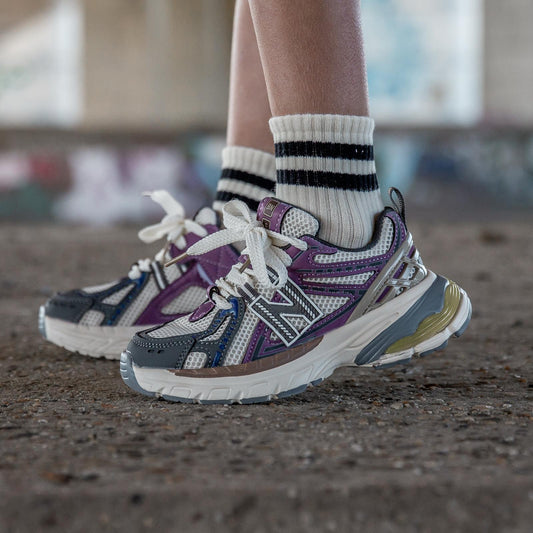 Zijaanzicht van de Twistz Purple kindersneaker van Lilpataz, gedragen aan de voet – stijlvolle sneaker voor jongens en meisjes