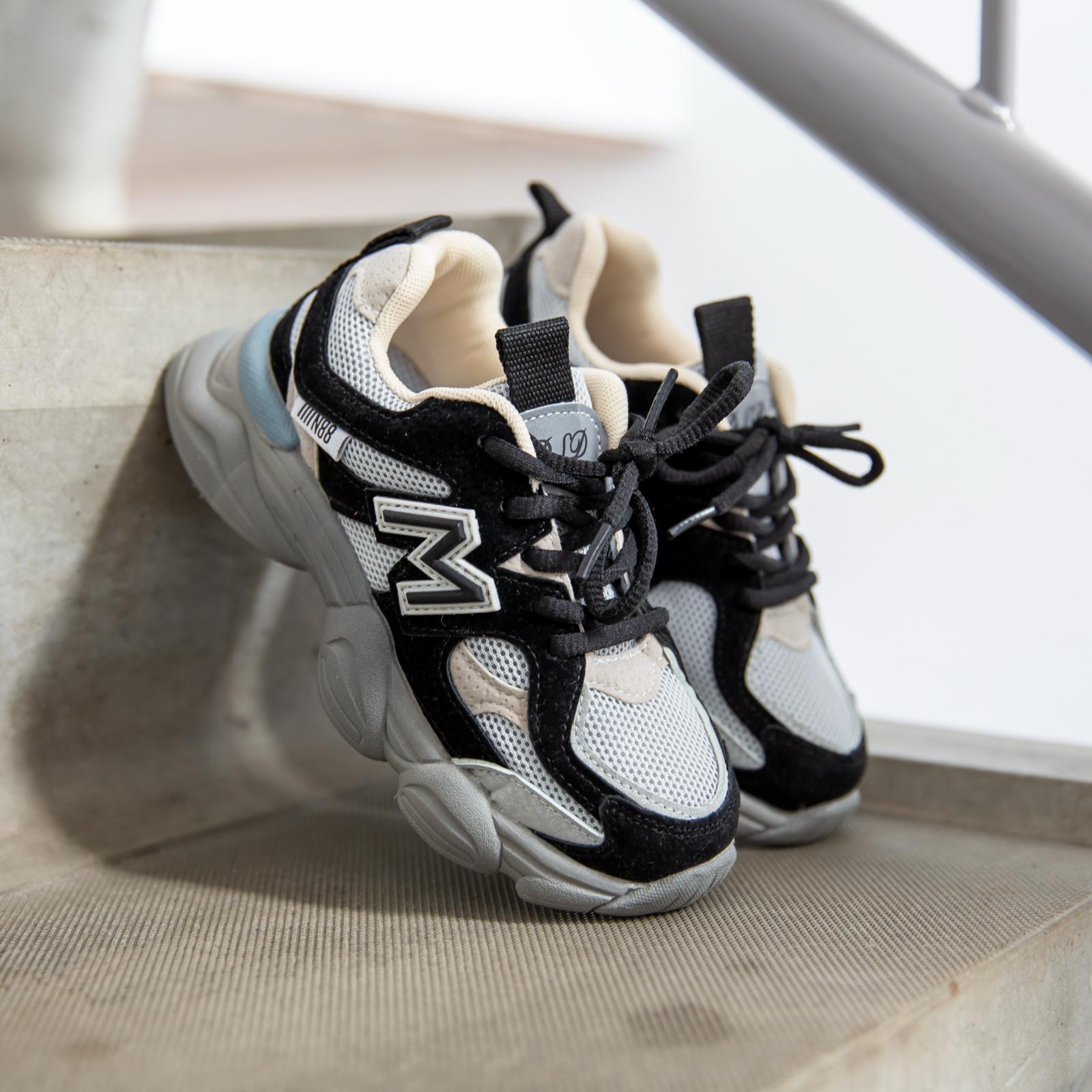 Flexxerz Black kindersneakers vooraanzicht schuin — stoere en comfortabele kinderschoen voor jongens en meisjes