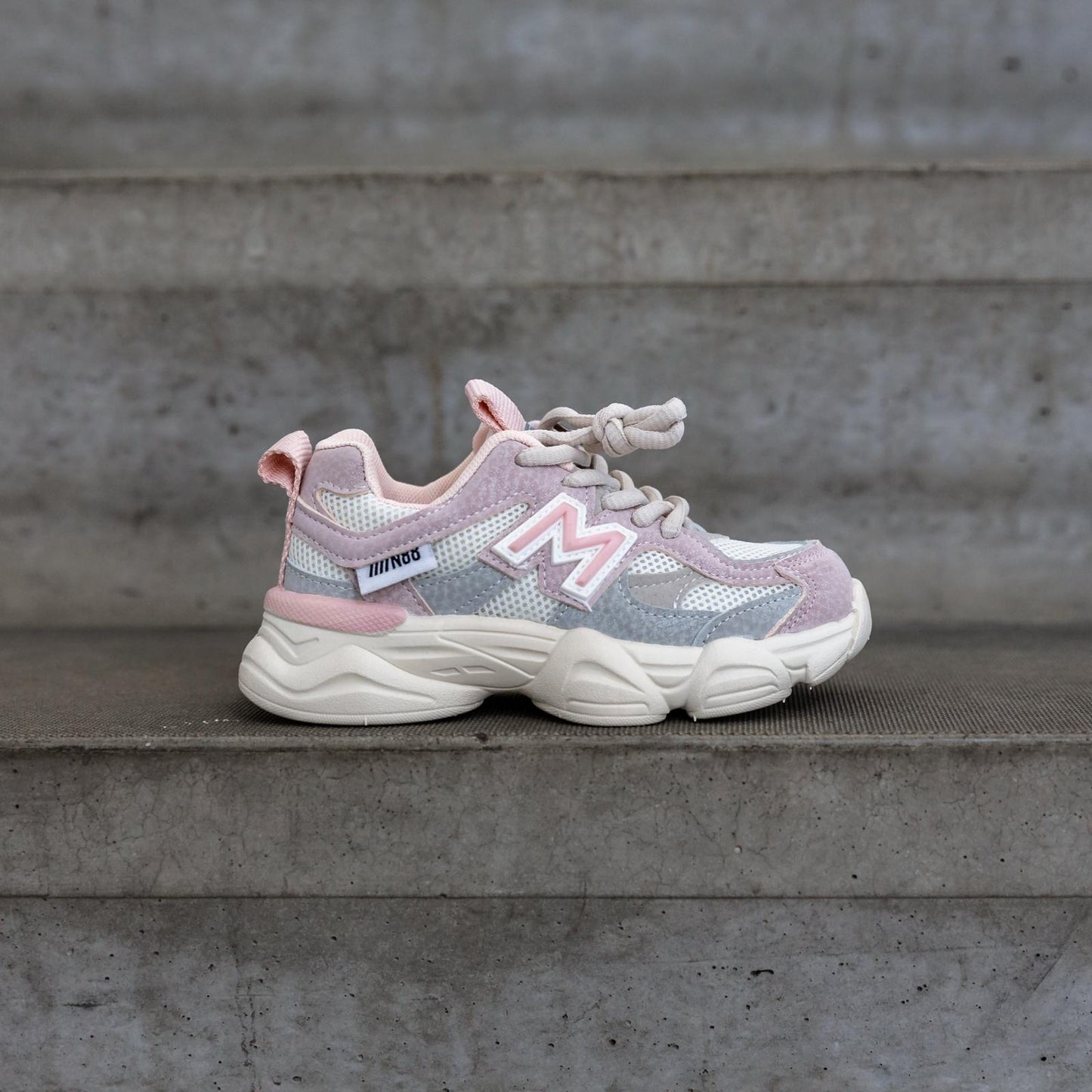 Zijaanzicht van de Flexxerz Pink – comfortabele roze kindersneaker voor meisjes met sportieve pasvorm