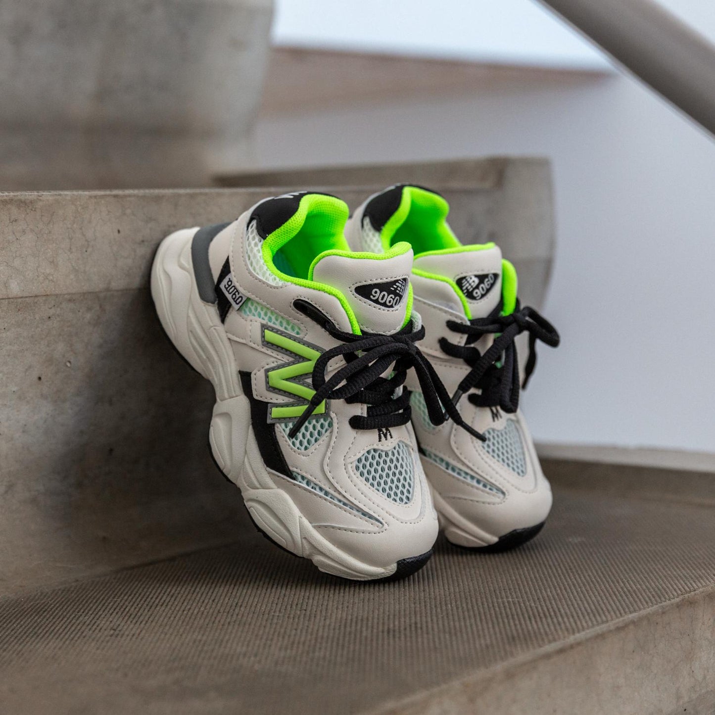 Zijaanzicht van de groene en witte LilPataz Styloz kinderschoen voor jongens