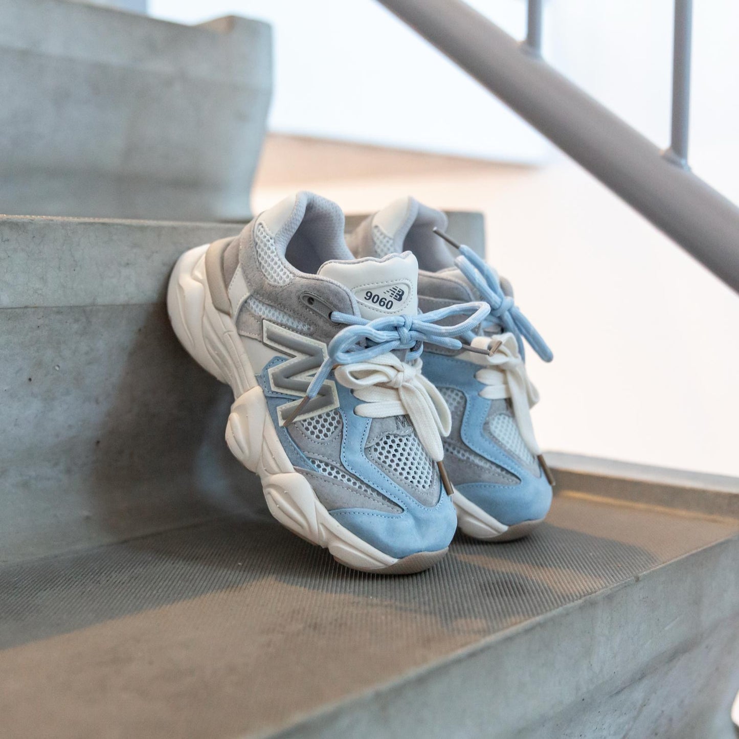 Styloz Blue Steel kindersneakers vooraanzicht op betonnen trap in urban setting